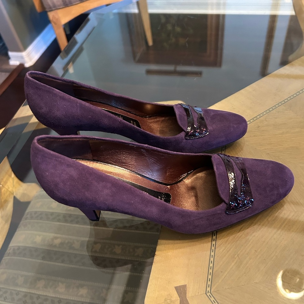 Beautiful suede Peter Kaiser German made suede and leather kitten heels.